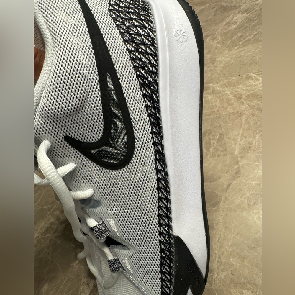 Nike Kyrie Flytrap 6 Basketball Shoes - Picture 6 of 10